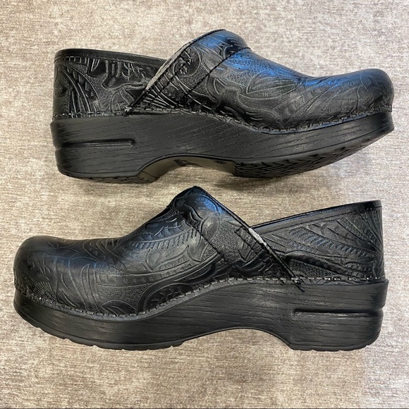 Dansko Professional Black Tooled Clogs Size 39 Design Leather Shoes - Picture 6 of 9